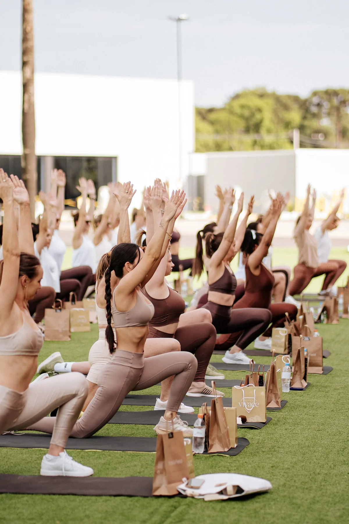 Mulheres reunidas no gramado durante o OpenFit Experience